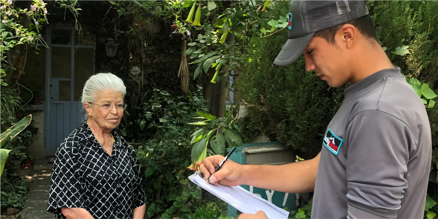 Técnico llenando la orden de trabajo antes del servicio de limpieza de cisternas y tinacos