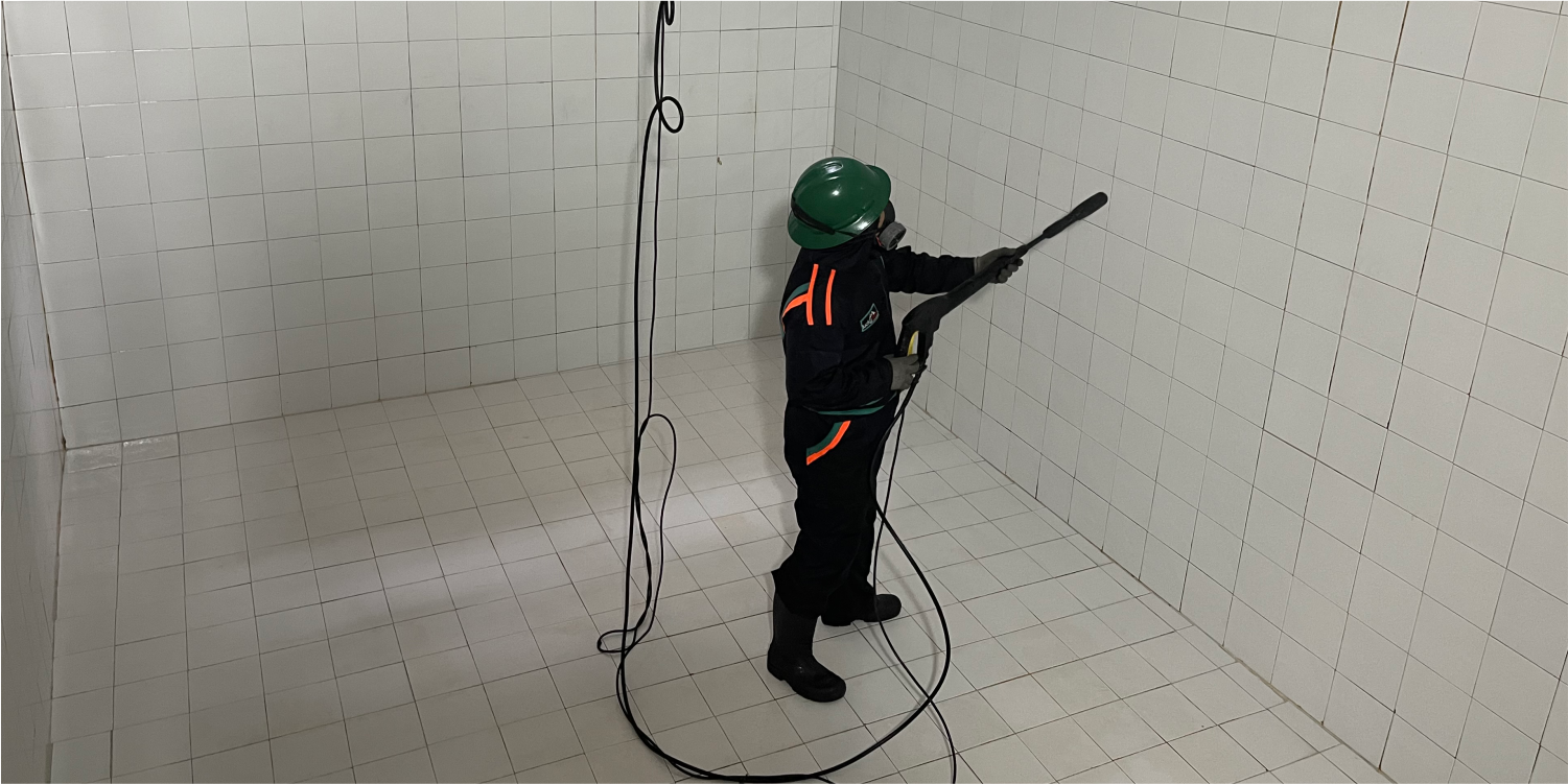 Técnico realiza desinfección a una cisterna durante la limpieza de cisternas en CDMX y EDOMEX