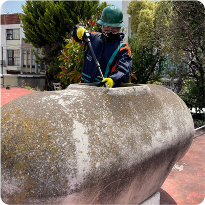 Técnico realiza una desinfección a un tinaco de asbesto durante la limpieza de tinacos en CDMX y EDOMEX