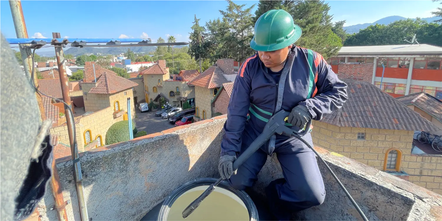 Técnico realiza enjuague a tinaco durante el servicio de lavado de cisternas y tinacos