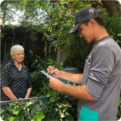 Técnico realiza el reporte de servicio después del lavado de cisternas en CDMX y EDOMEX