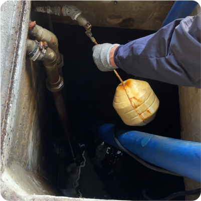 Técnico revisa los flotadores de una cisterna durante la limpieza de cisternas en CDMX y EDOMEX