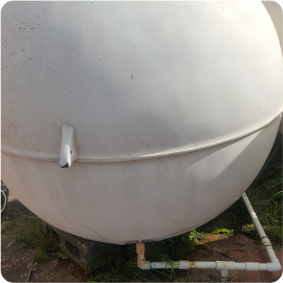 Tinaco de fibra de vidrio sucio antes de la limpieza de tinacos en CDMX y EDOMEX