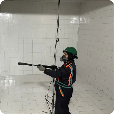 Operador enjuagando una cisterna limpia durante el lavado de cisternas en CDMX y EDOMEX