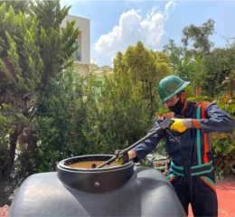 operador-realiza-enjuague-tinaco-durante-limpieza-cisternas-y-tinacos-cdmx-edomex Operador realiza enjuague a tinaco durante la limpieza de cisternas y tinacos en CDMX y EDOMEX