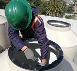 operador-realiza-tallado-tinaco-durante-lavado-tinacos-cdmx-edomex Operador realiza tallado a tinaco durante el lavado de tinacos en CDMX y EDOMEX
