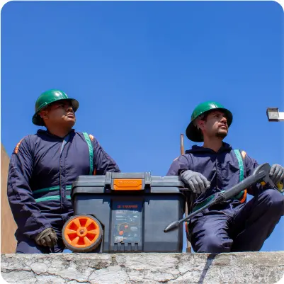 Personal de Lucky Clean uniformado y con equipo listo para la limpieza de cisternas en CDMX y EDOMEX