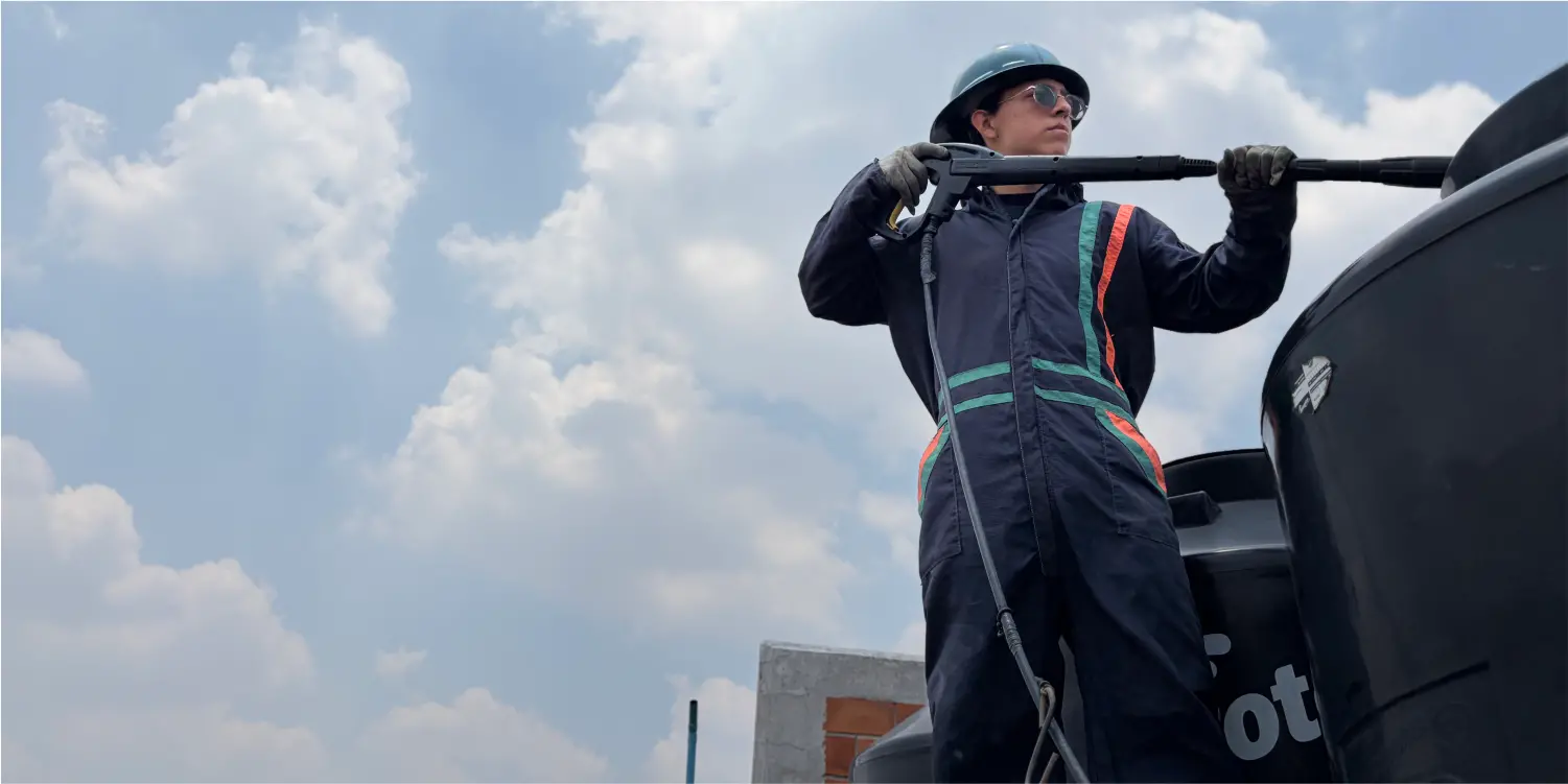 Operador enjuaga un tinaco durante el lavado de tinacos y cisternas en CDMX y EDOMEX