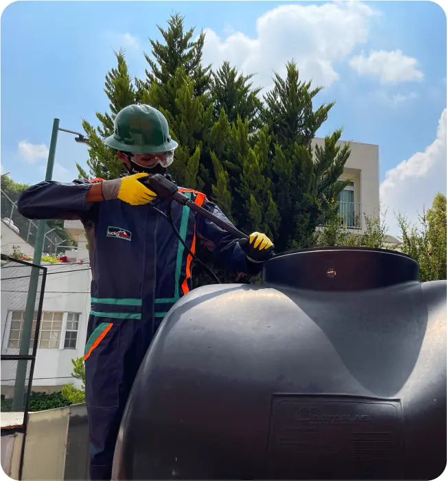 Operador realiza enjuague de tinaco durante el lavado de cisternas y tinacos en CDMX y EDOMEX