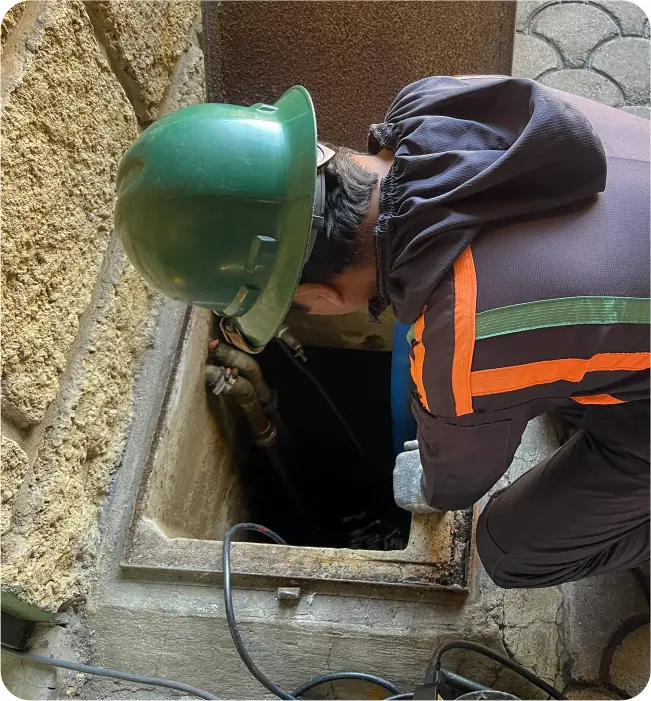 Operador realiza el llenado de cisterna durante el lavado de cisternas y tinacos en Xochimilco