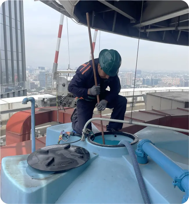 Servicio de limpieza de tinacos en inmueble comercial en CDMX y EDOMEX