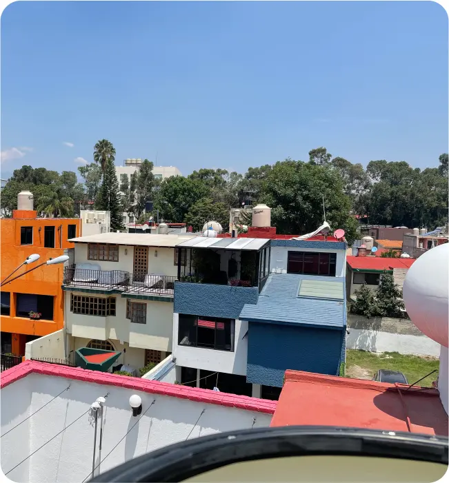 Técnico realiza la limpieza de tinacos y cisternas en una casa en CDMX y EDOMEX